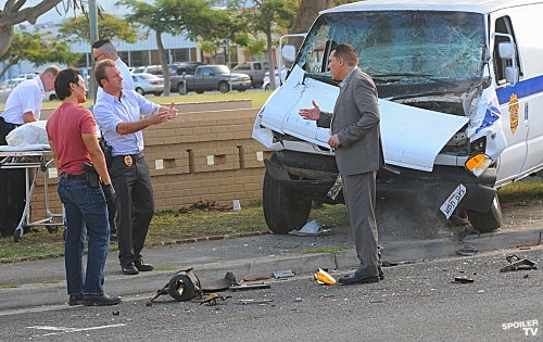 Chin Ho Kelly, Danny Williams et le Capitaine Fryer sont sur les lieux d'un accident de la route. Un camion de police a été percuté.