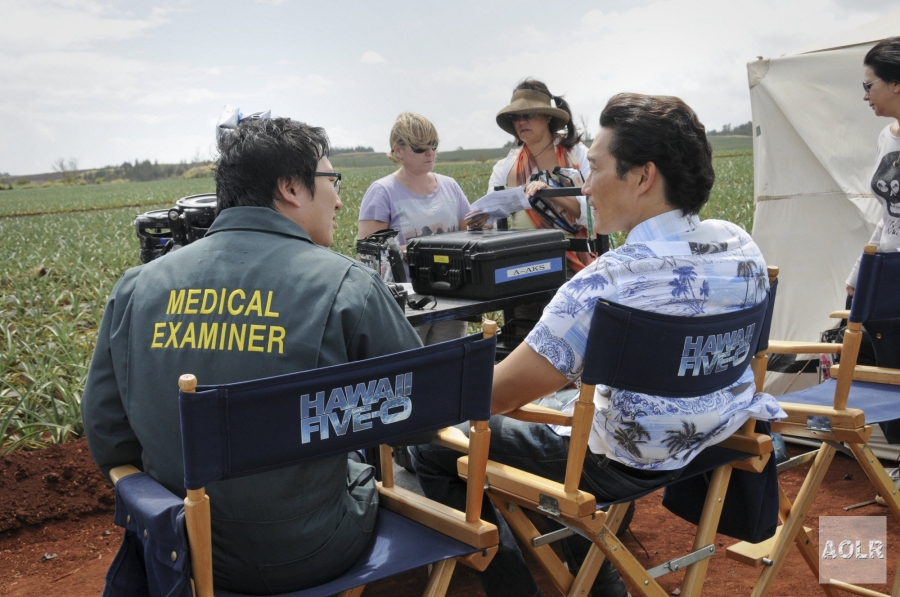 Photo de tournage : Daniel Dae Kim & Masi Oka discutent ensemble entre deux scènes.