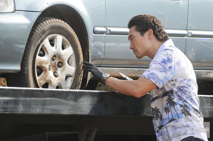 Chin Ho Kelly (Daniel Dae Kim) vient de découvrir un indice dans le pneu de la voiture de la victime.