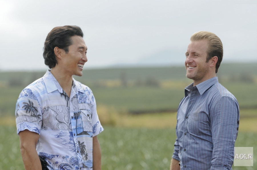 Chin Ho Kelly (Daniel Dae Kim) et Danny Williams (Scott Caan) rigolent ensemble sur la scène de crime.