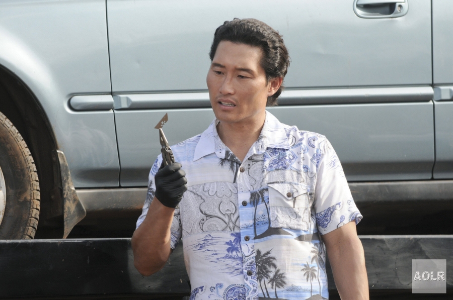 Chin Ho Kelly (Daniel Dae Kim) observe la lame de rasoir.
