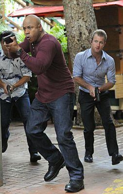 Sam Hanna (LL Cool J) et Danny Williams (Scott Caan) sont armés !
