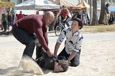 Sam Hanna (LL Cool J) et Chin Ho Kelly (Daniel Dae Kim) viennent d'arrêter un suspect.