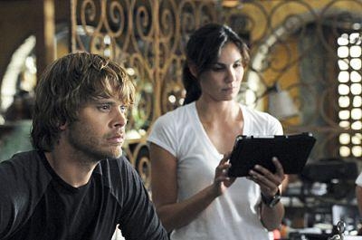 Alors que Marty Deeks (Eric Christian Olsen) semble perdu dans ses pensées, Kensi Blye (Daniela Ruah) regarde sa tablette qui est entre ses mains.