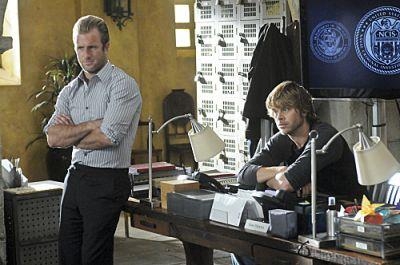 Danny Williams (Scott Caan) se trouve avec Marty Deeks (Eric Christian Olsen) dans les bureaux du NCIS à Los Angeles.