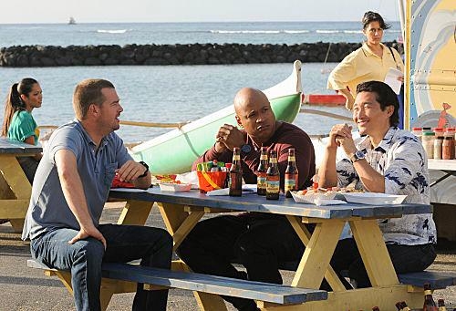 G. Callen (Chris O'Donnell), Sam Hanna (LL Cool J) & Chin Ho Kelly (Daniel Dae Kim) boivent une bière au camion de crevettes de Kamekona. 