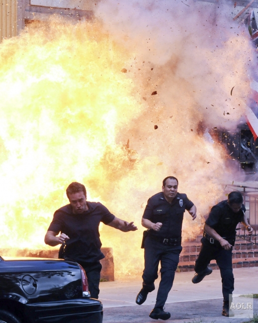Une violente explosion éjecte McGarrett (Alex O'Loughlin) ainsi que deux policiers du HPD.