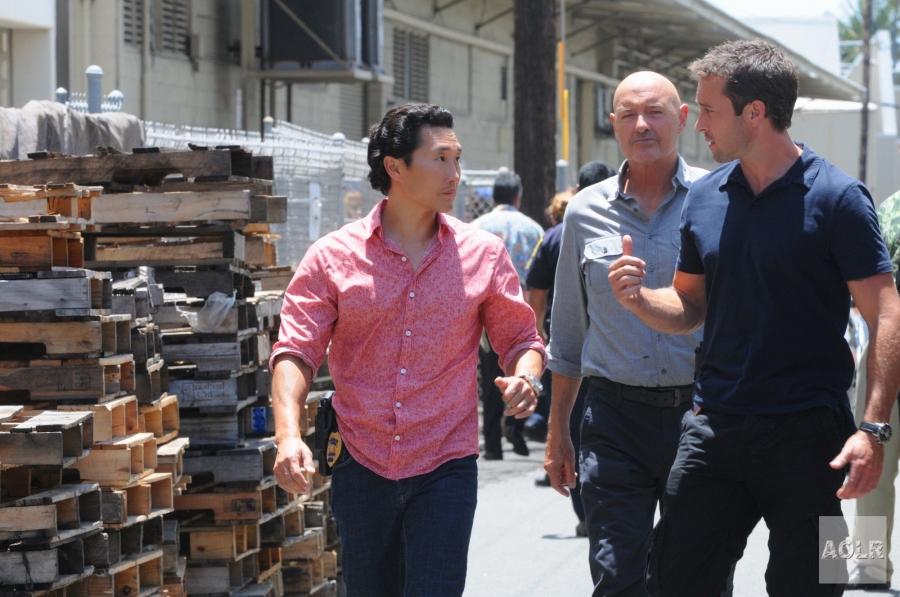 McGarrett (Alex O'Loughlin), Chin (Daniel Dae Kim) et Joe (Terry O'Quinn) arrivent sur le lieu d'une nouvelle scène de crime.