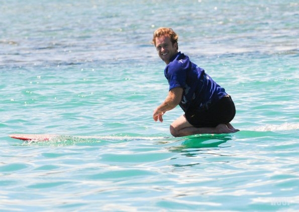 Danny Williams (Scott Caan) est sur une planche de surf.