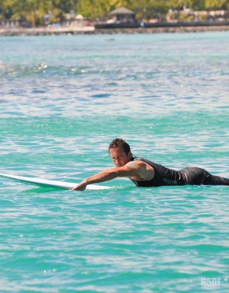 Steve McGarrett est en train de surfer.