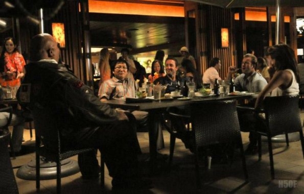Les membres du 5-0 sont réunis autour d'une table dans un restaurant.