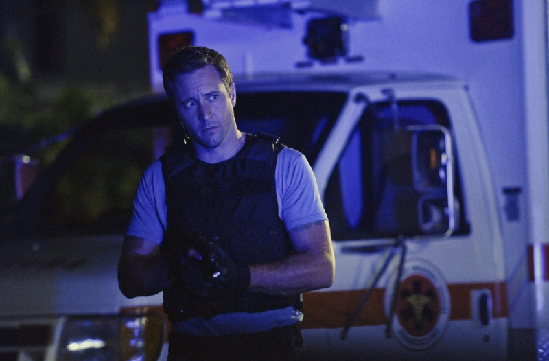 En pleine nuit, McGarrett (Alex O'Loughlin) se trouve devant une ambulance avec son arme à la main.