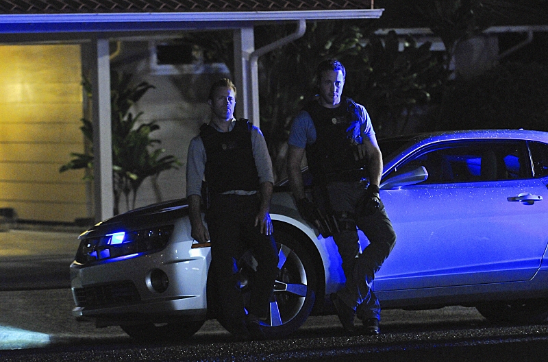En pleine nuit, McGarrett et Danny sont debout devant la voiture de ce dernier...