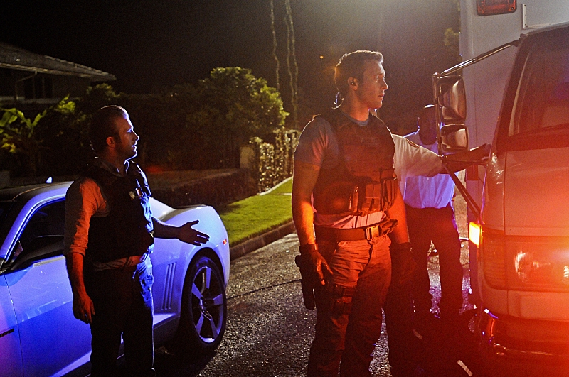 McGarrett (Alex O'Loughlin) s'adresse à une personne dans l'ambulance tandis que Danny (Scott Caan) tente d'attirer l'attention de son partenaire.