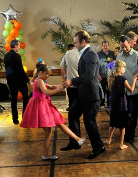 Danny (Scott Caan) et Grace (Teilor Grubbs) dansent lors d'un bal père/fille.