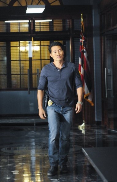 Chin Ho Kelly (Daniel Dae Kim) marche en direction de la table tactile.