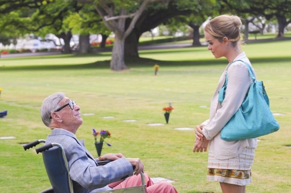 Au cimetière, Mary (Taryn Manning) discute avec Morty (Shelley Berman), un vieil homme en fauteuil roulant dont elle doit s'occuper.