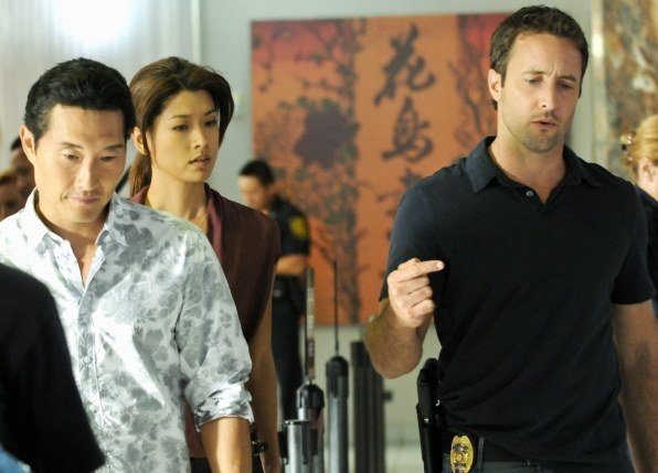 Steve discute avec Chin (Daniel Dae Kim) et Kono (Grace Park) à propos de l'enquête sur le braquage de banque.