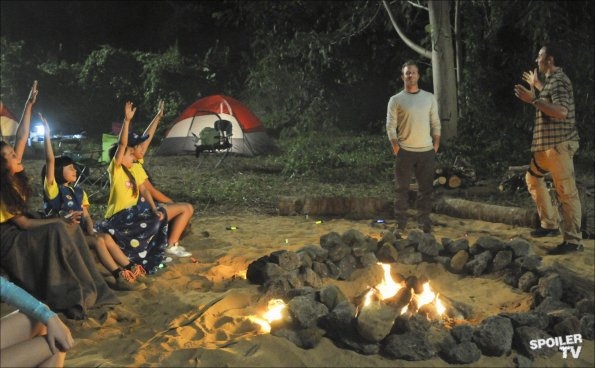 Steve (Alex O'Loughlin) et Danny (Scott Caan) font du camping avec des enfants dont Grace (Teilor Grubbs).