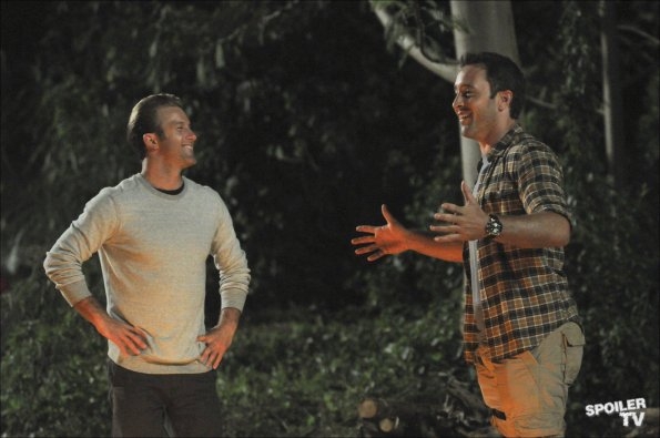 Danny (Scott Caan) et Steve (Alex O'Loughlin) plaisantent ensemble.