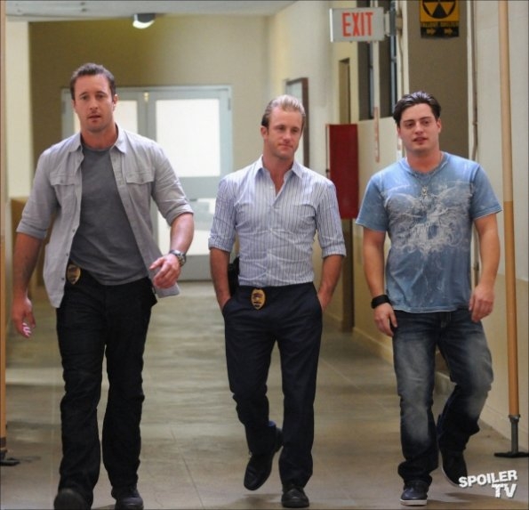 Steve, Danny et son neveu, Eric (Andrew Lawrence) marchent dans un couloir de l'université.