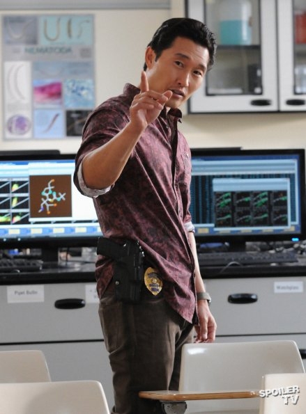 Chin Ho Kelly (Daniel Dae Kim) pointe quelque chose du doigt.