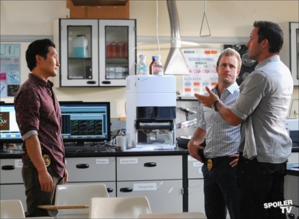 Dans le laboratoire de l'université, Chin, Danny et Steve discutent de leur affaire de meurtre.