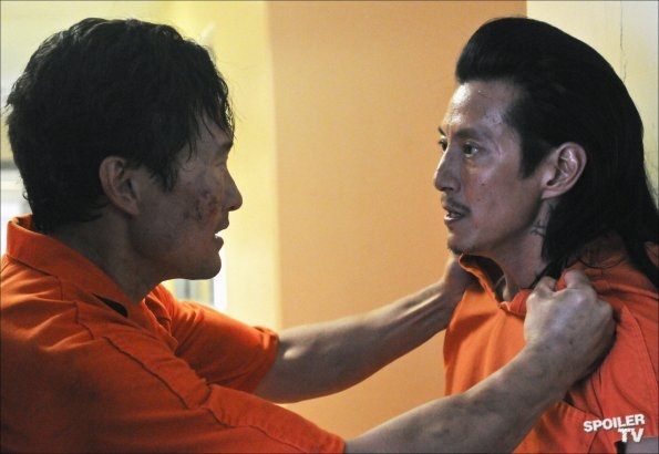 Chin Ho Kelly (Daniel Dae Kim) attrape Sang Min (Will Yun Lee) par le colbac.