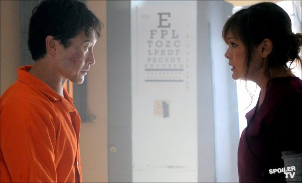 Chin Ho Kelly (Daniel Dae Kim) discute avec Leilani (Lindsay Price), infirmière à la prison d'Halawa.