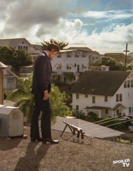 Steve McGarrett (Jack Lord) vient de découvrir une arme sur le toit d'un immeuble.