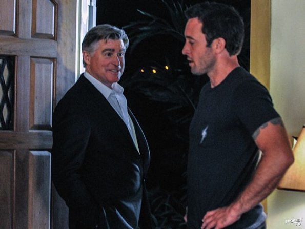 Mick (Treat Williams) discute avec McGarrett (Alex O'Loughlin) sur le seuil de la porte.