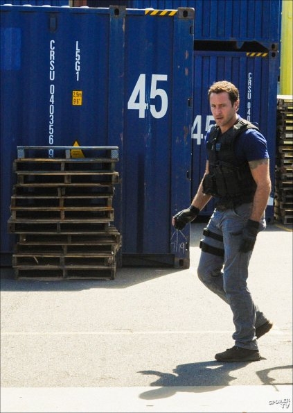 Steve (Alex O'Loughlin) marche prudemment vers des docks.
