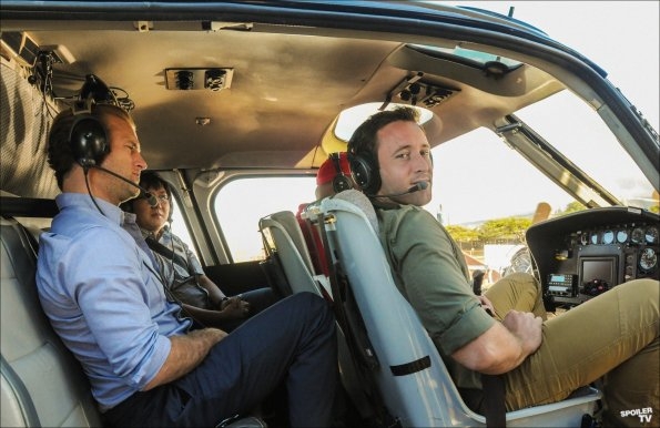 Steve, Danny et Max (Masi Oka) se trouvent dans l'hélicoptère de Kamekona afin d'inaugurer son nouveau business. 