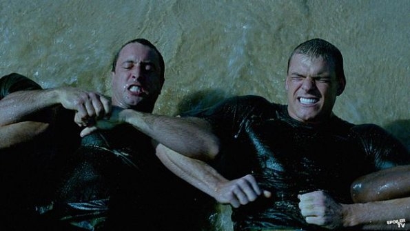 Steve (Alex O'Loughlin) et son ami, Freddie (Alan Ritchson) font un entraînement militaire.