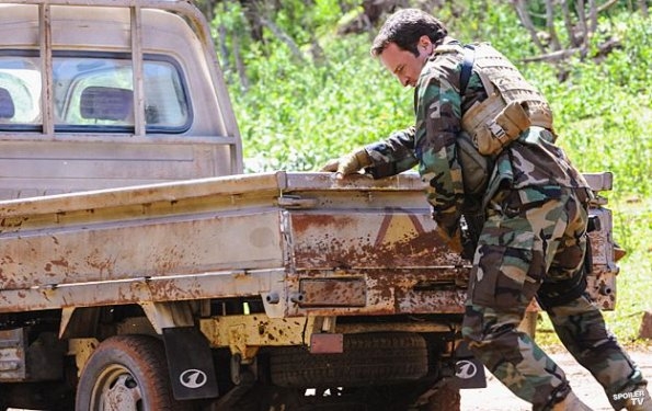 Steve (Alex O'Loughlin) se trouve derrière la remorque d'une camionnette.