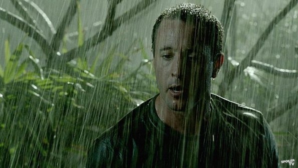 En pleine nuit, McGarrett (Alex O'Loughlin) se trouve sous la pluie.