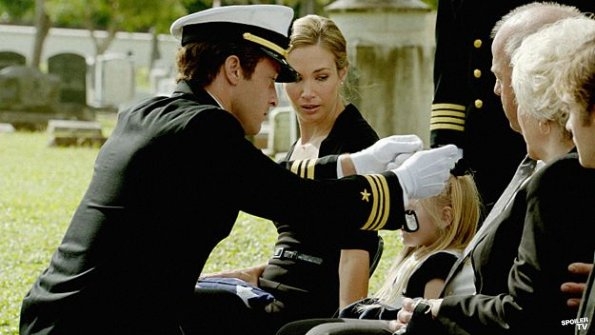 Lors de l'enterrement, Steve (Alex O'Loughlin) remet un collier à la fille de la victime.
