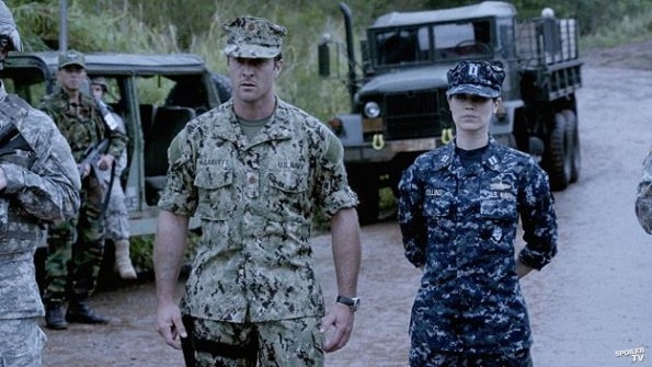 Steve (Alex O'Loughlin) et Catherine (Michelle Borth) attendent la dépouille d'un soldat.