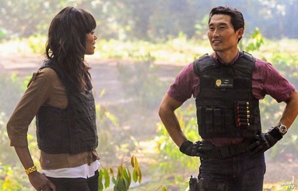 Chin (Daniel Dae Kim) est en pleine conversation avec Savannah (Aisha Tyler).