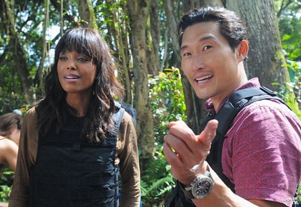 Chin (Daniel Dae Kim) montre à Savannah (Aisha Tyler) la direction qu'il faut prendre.