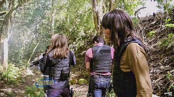 Dans la jungle, Savannah marche derrière Chin et Kono.