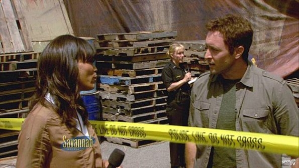 Steve (Alex O'Loughlin) répond aux questions de Savannah (Aisha Tyler) sur le lieu d'une scène de crime.