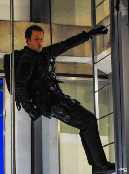 Dans la cage d'ascenseur, Steve (Alex O'Loughlin) descend en rappel.