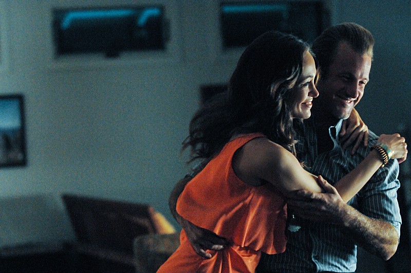 Gabrielle Asano (Autumn Reeser) et Danny Williams (Scott Caan).