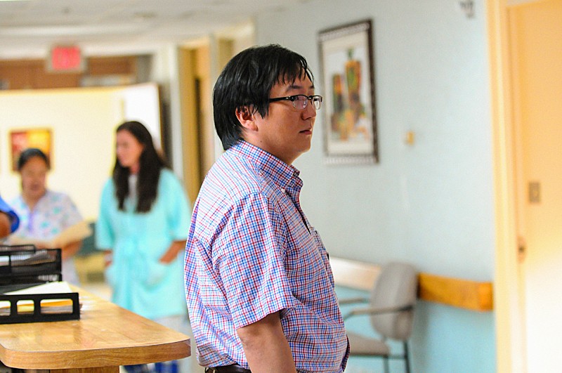 Max (Masi Oka) patiente dans le couloir d'un hôpital.
