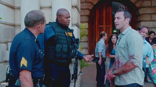 Devant l'entrée du Palace, McGarrett (Alex O'Loughlin) tente de répondre aux interrogations de Lou Grover (Chi McBride) et de Duke Lukela (Dennis Chun) alors qu'il a les mains pleines de sang...