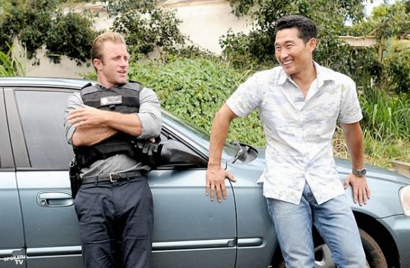 Danny (Scott Caan) et Chin (Daniel Dae Kim) plaisantent ensemble.