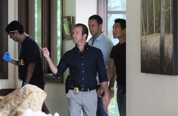Danny (Scott Caan), Steve, (Alex O'Loughlin) et Chin (Daniel Dae Kim) arrivent sur une scène de crime.