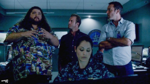 Jerry (Jorge Garcia), Danny (Scott Caan) et Steve (Alex O'Loughlin) sont venus rendre visite à Catherine (Michelle Borth) à la base navale.