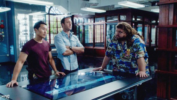 Chin (Daniel Dae Kim), Steve (Alex O'Loughlin) et Jerry (Jorge Garcia) sont réunis autour de la table tactile.